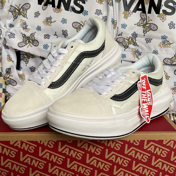 Vans WMNS Old Skool Over
White
VN0A7Q5EWHT
Platforms Sneakers - Picture 5 of 16